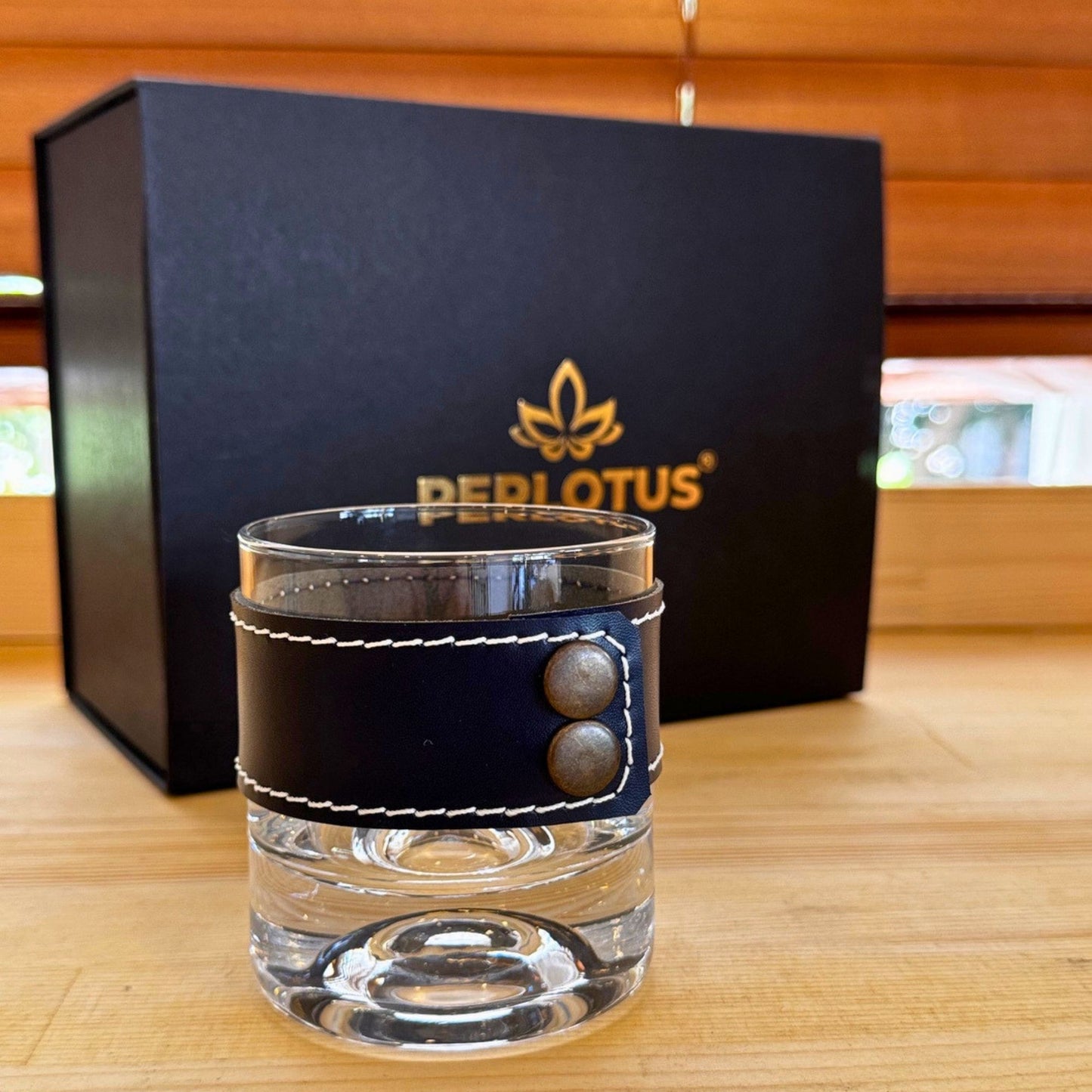 Perlotus Lacivert Hakiki Deri Kılıflı Viski Bardağı Seti 210 cc Kristal Kadeh, 6 Granit Viski Taşı, Gold Buz Maşası, Premium Hediye Kutusu